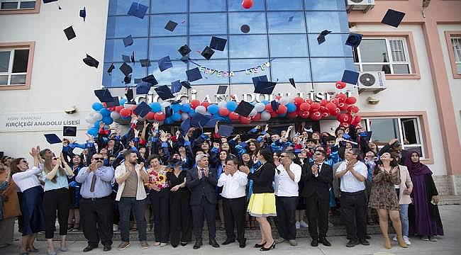 Karacasu Kırçiçeği Anadolu Lisesi'nde mezuniyet sevinci yaşandı 