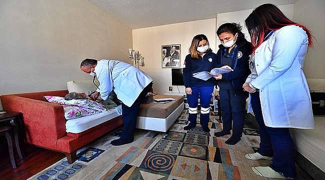 Eşrefpaşa Hastanesi'nin evde bakım ekipleri 18 bin kişiye derman oldu 