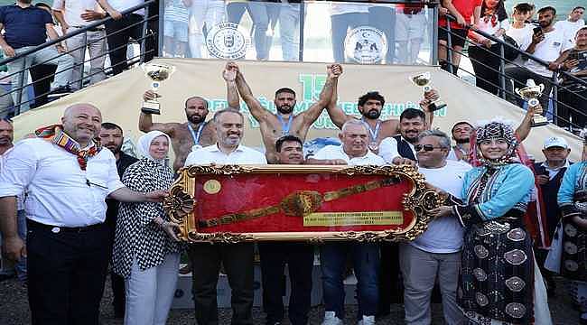 Bursa'da yağlı güreşlerde başpehlivan Serhat Gökmen oldu