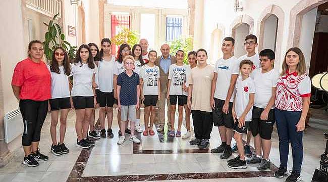 Görme engelli milli takım sporcuları Başkan Soyer'i ziyaret etti 