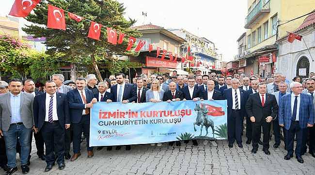 İzmirliler geleneksel Zafer Yürüyüşü'nde buluştu