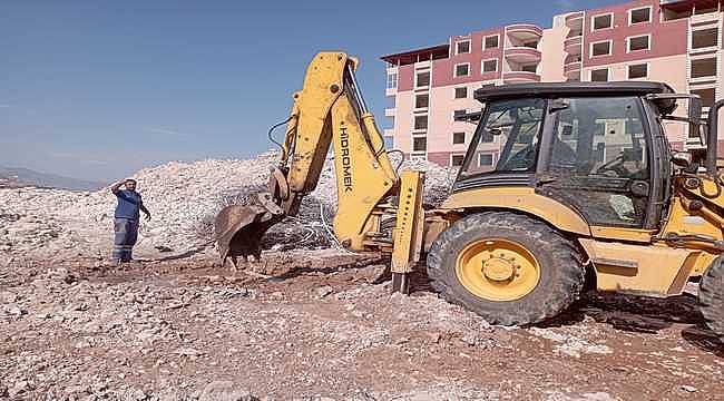 İZSU ekibi deprem bölgesinin içme suyu hatlarını onarıyor