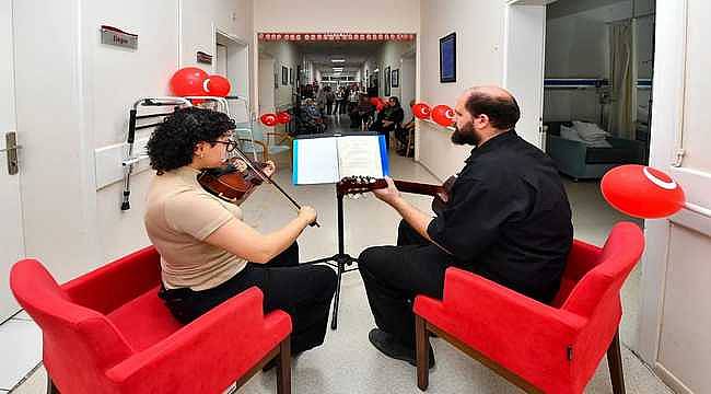 Eşrefpaşa Hastanesi'nin koridorları 100. yıl coşkusuyla renklendi