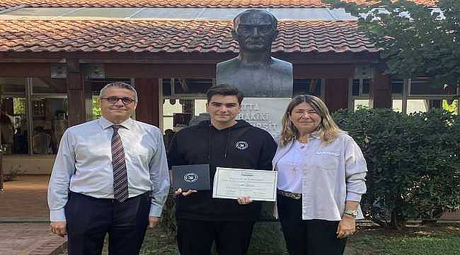 İzmir Amerikan Koleji öğrencisi, görme engelli bireyler için geliştirdiği uygulamayla Apple Challenge'ı kazandı