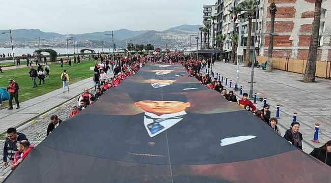 İzmir Ata'ya saygı için 350 metrelik posterle yürüdü 