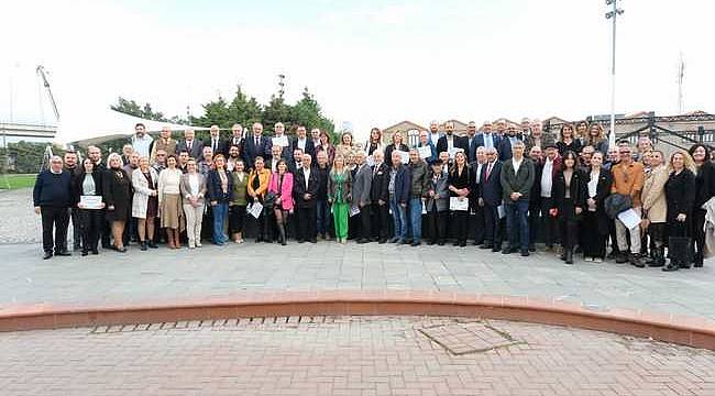 İzmir Gazeteciler Cemiyeti'nin eski ve yeni üyeleri buluştu