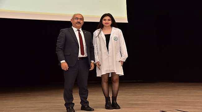 Balıkesir Üniversitesi Tıp Fakültesinin yeni öğrencileri beyaz önlüklerini giydi 