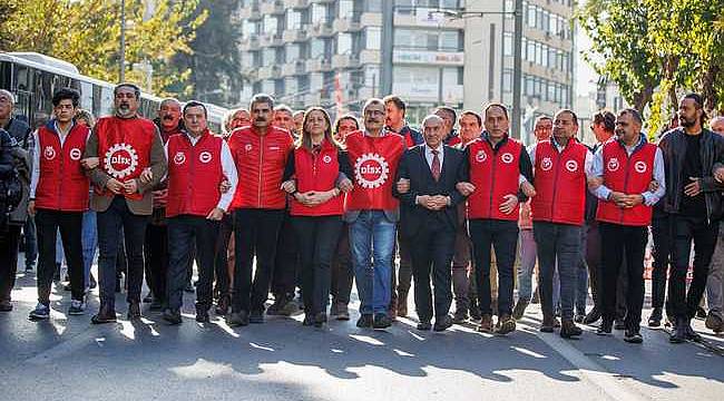 Başkan Soyer emekçilerin hakları için yürüdü