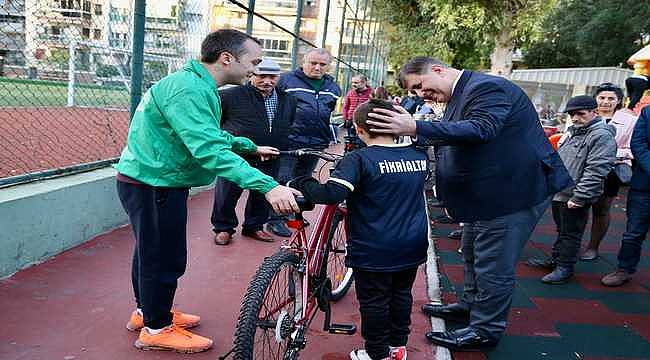 Karşıyaka Belediyesi'nin "Eski Bisikletini İyiliğe Dönüştür" projesi devam ediyor