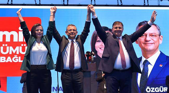 CHP lideri Özel, İzmir adayını yere göğe sığdıramadı