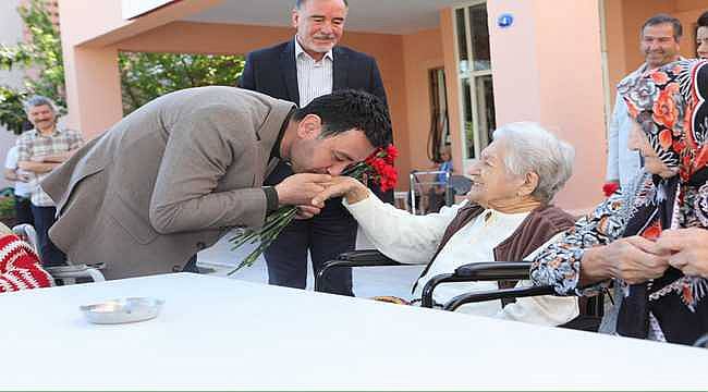 Başkan Önal, bayramın ilk gününde ilçe sakinleriyle buluştu