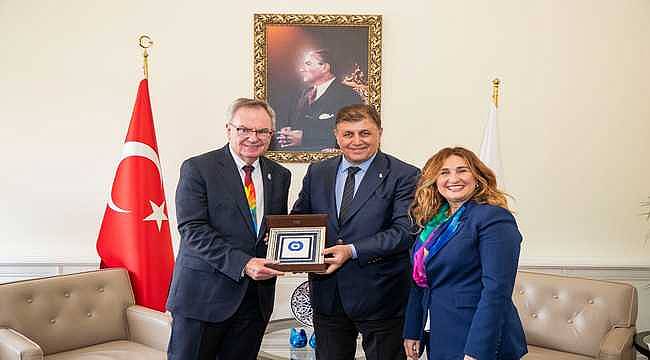 Başkan Tugay'dan kadın ve çocuklara yönelik projelere destek sözü