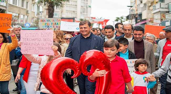 Cemil Tugay 2. İzmir Otizm Yürüyüşü'ne katıldı:"Çocuklarımızı kent yaşamı içinde görmek istiyoruz" 