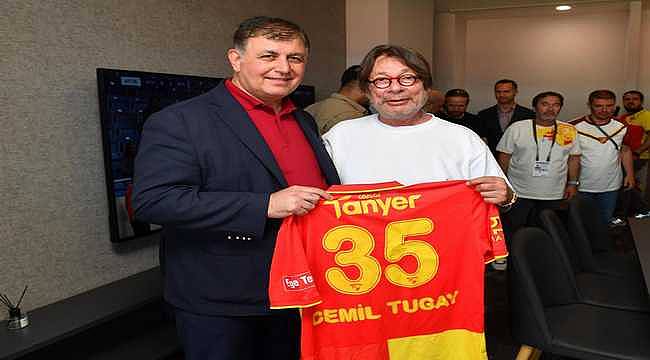 Cemil Tugay Göztepe'nin şampiyonluk coşkusuna ortak oldu