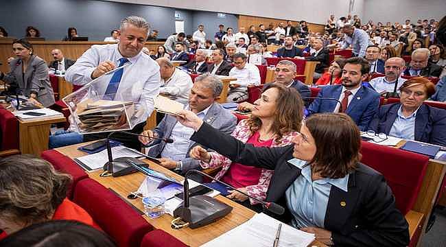 İzmir Büyükşehir Belediyesi Meclisinde yeni dönemin ilk toplantısı