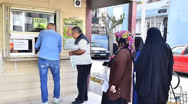 İzmirli yurttaşlardan Başkan Tugay'a "ekmek" teşekkürü