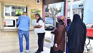 İzmirli yurttaşlardan Başkan Tugay'a "ekmek" teşekkürü