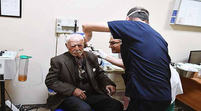 Kulakları duymayan 86 yaşındaki Cemil amca Eşrefpaşa Hastanesi'nde tedavi oldu 