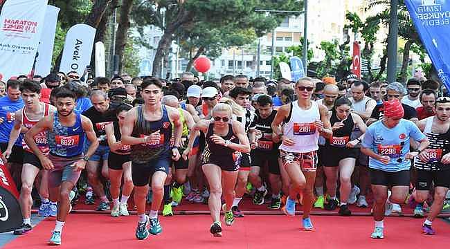 Maraton İzmir Avek, 5 bin 600 atletin katılımıyla koşuldu