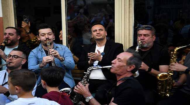 Ömer Eşki 'Müzisyenler Kıraathanesi'nde şarkılarla karşılandı
