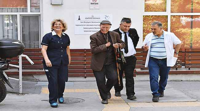 86 yaşındaki Cemil Merttürk Eşrefpaşa Hastanesi'nde şifa buluyor