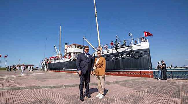 Başkan Tugay Samsun'da Bandırma Vapuru'nu ziyaret etti