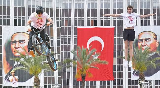 İzmir'de 19 Mayıs Coşkusu: Gençler Gösterileriyle İzleyenleri Büyüledi!