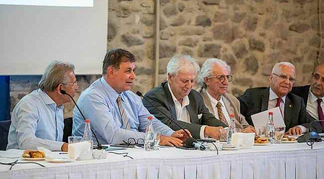 İzmir Büyükşehir Belediye Başkanı Dr. Cemil Tugay'dan Dikkat Çeken Açıklamalar