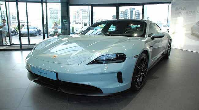 Vosmer, İzmir'i Elektrikli Araçlarla Buluşturuyor: Yeni Porsche Taycan Tanıtıldı
