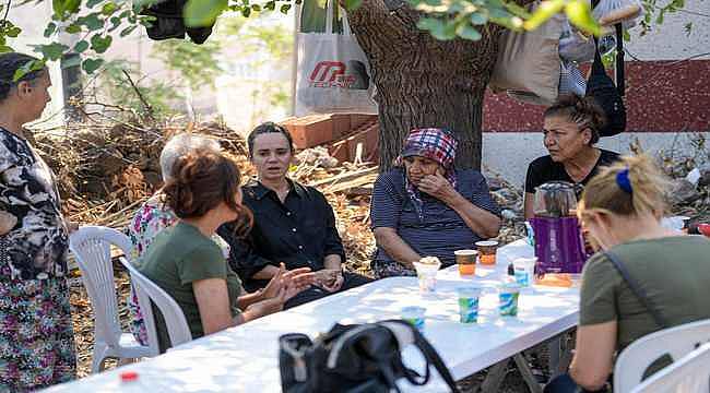 Öznur Tugay'dan yangından etkilenen vatandaşlara geçmiş olsun ziyareti: "Yangının yaraları birlikte sarılacak"