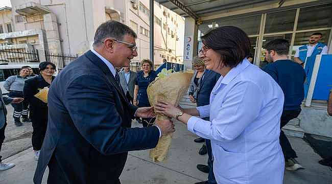 Başkan Tugay'a Tıp Bayramı'nda duygulandıran hediye