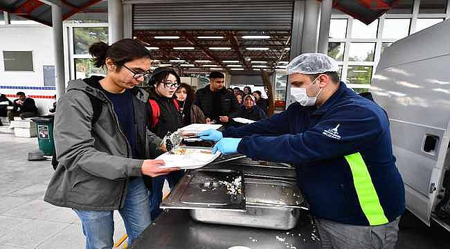 İzmir'de Üniversite Öğrencilerine Ücretsiz Yemek Desteği Sürüyor