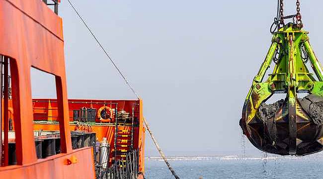 İzmir Körfezi'nde 3,5 Ayda 200 Bin Ton Çamur Temizlendi