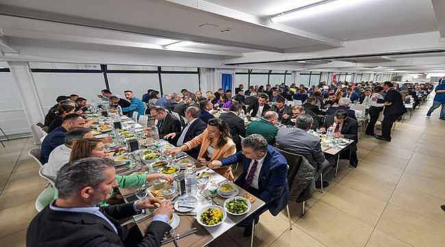 İzmirli meclis üyeleri aynı sofrada iftar yaptı