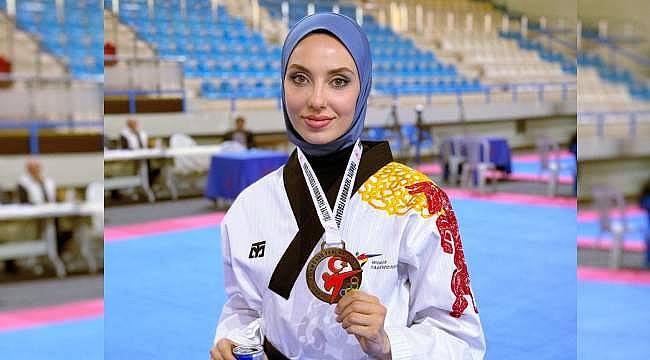 Kübra Dağlı, Taekwondo Şampiyonası'nda Altın Madalya Kazandı