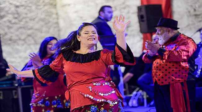 Romanlar Günü'nde kalpler 9/8'lik şarkılarla attı
