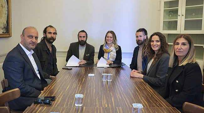 Konak'ta imzalar sanat için atıldı