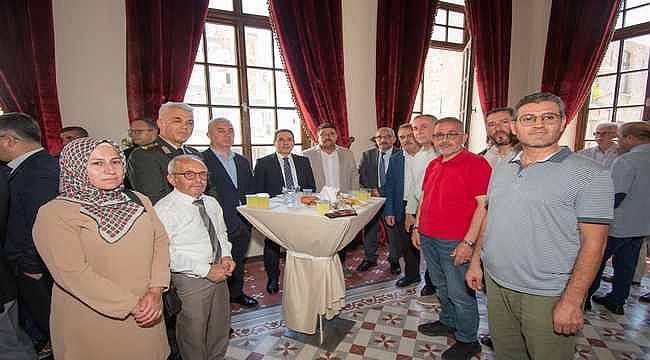 Bergama'da Bayramlaşma Töreni Gerçekleşti: Şehit Aileleri ve Gaziler Ziyaret Edildi