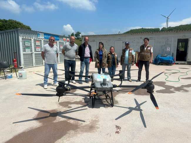 Manisa Büyükşehir Belediyesi Sağlık İşleri Dairesi Başkanlığı, Kırkağaç ilçesinde bitkisel üretimde zararlı olan tarla çekirgelerine karşı drone ile ilaçlama çalışması gerçekleştirdi.