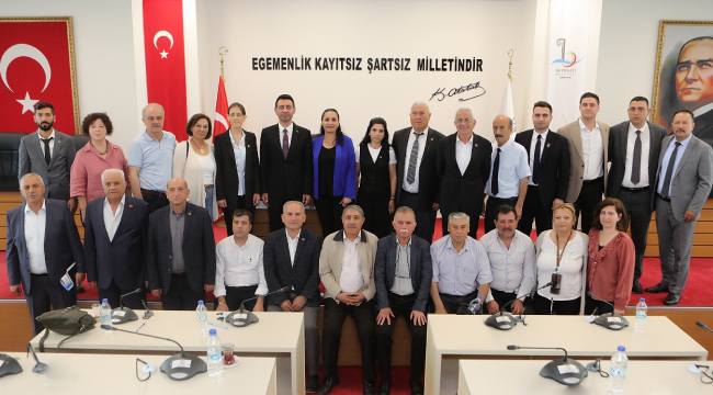Bayraklı Belediye Başkanı İrfan Önal, yerel seçimlerin ardından görevlerine başlayan 24 mahalle muhtarıyla bir araya geldi.