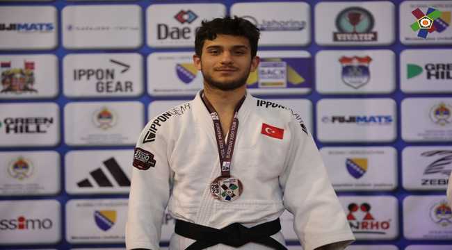 İzmir Büyükşehir Belediyesi Gençlik ve Spor Kulübü’nden Abdullah Berkin Özcan, Judo Büyükler Avrupa Kupası'nda bronz madalyanın sahibi oldu.