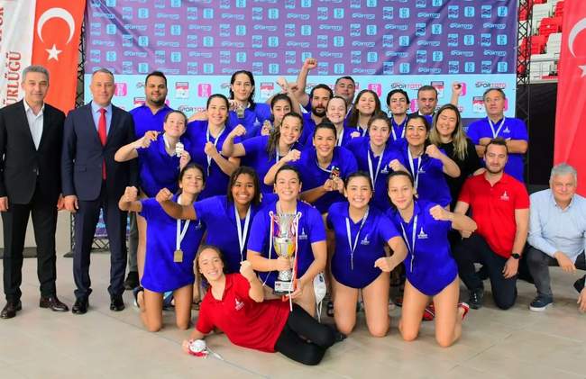 İzmir Büyükşehir Belediyesi Gençlik ve Spor Kulübü Su Topu Kadın Takımı, Galatasaray’ı 11-8 yenerek Kadınlar 1. Ligi’nde üst üste ikinci kez namağlup şampiyon oldu.