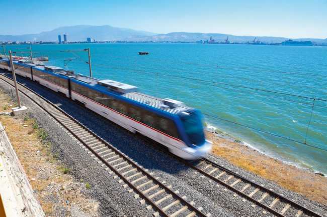 İzmir Büyükşehir Belediyesi ve Türkiye Cumhuriyeti Devlet Demiryolları (TCDD) işbirliğiyle kente kazandırılan 136 kilometrelik İZBAN hattına dört yeni istasyon daha eklemek için çalışmalar başlatıldı.
