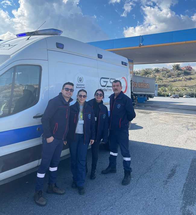 Gaziemir Belediyesi, arama kurtarma çalışmalarında görev yapmak üzere deprem bölgesine sağlık çalışanlarını ve ambulansını gönderdi