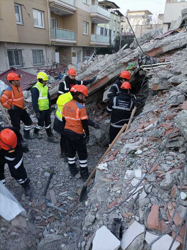 Kınık Polyak Maden kurtarma ekiplerinden oluşan arama kurtarma ekibi yaptığı çalışmalar sonucunda 12 vatandaşı enkaz altından sağ olarak çıkardı. 