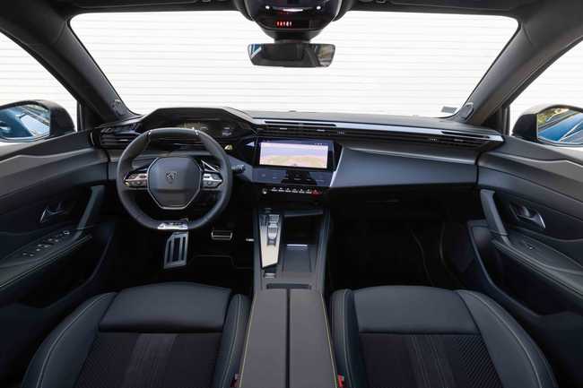 Ekim 2022’deki Paris Otomobil Fuarı’nda dünya tanıtımı yapılan yeni PEUGEOT 408, Mart 2023 itibarıyla Türkiye’de satılmaya başlandı. 