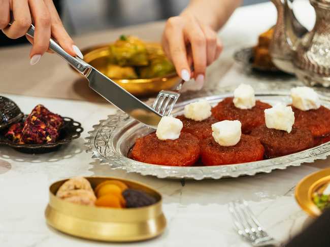 İftar masalarını süsleyen kandillerden, özel motiflerle süslenmiş kıyafetleriyle hizmet veren otel personellere kadar birçok geleneksel detay, Address Hotel Istanbul’da deneyimleyebileceğiniz Ramazan ruhuna hayat veriyor.