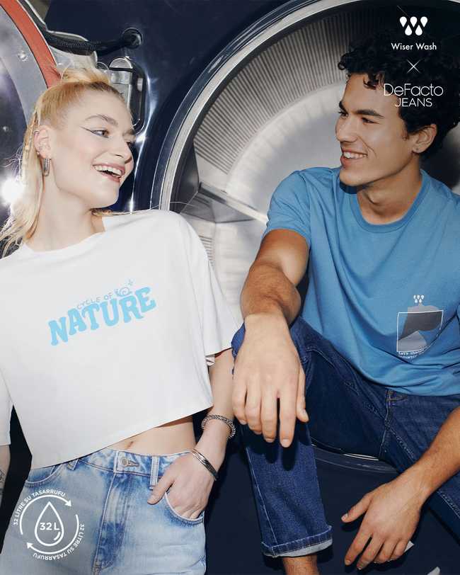 Global moda markası DeFacto, sürdürebilirlik yaklaşımı doğrultusunda tekstil sektörünün vazgeçilmezi jeanlerin üretim teknolojisine daha sürdürebilir olan Wiser Wash yöntemini de ekledi.