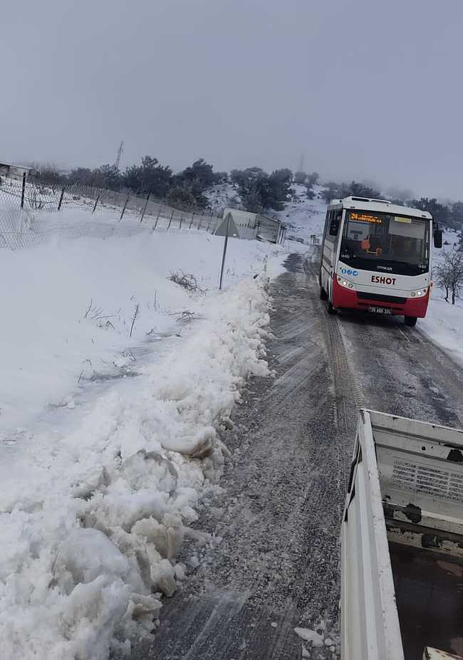  İzmir Büyükşehir Belediyesi, Mart ayının son günlerinde gelen kar yağışının kent yaşamını olumsuz etkilememesi için çalışmalara başladı. 