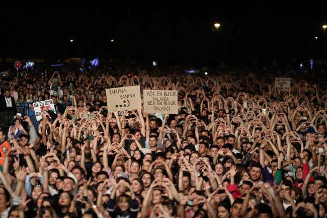 Türk Pop Müziği’nin yıldızı Edis, Manisa Akhisar’da hayranlarıyla buluştu.